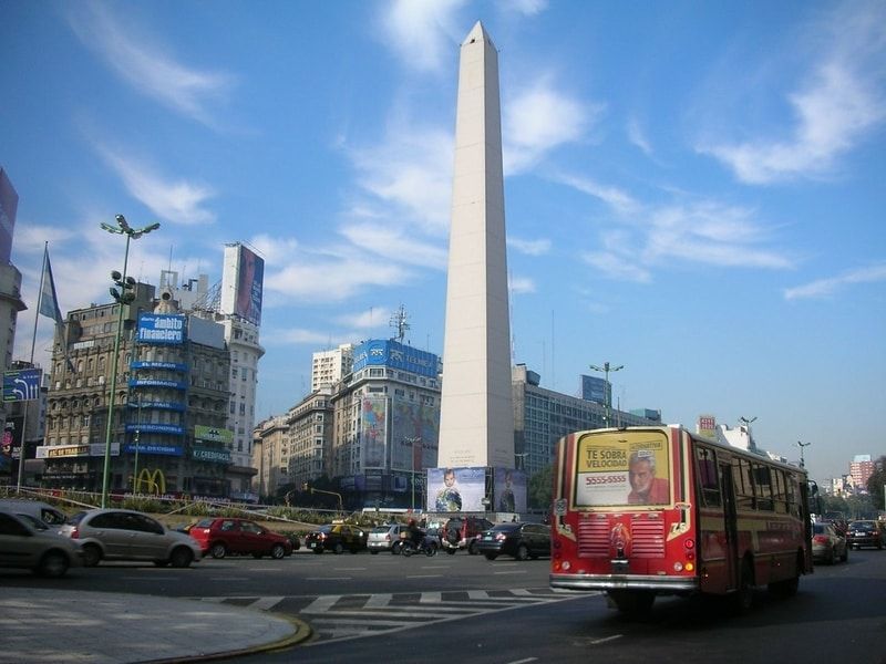 Obelisk on Avenida 9 de julio in Buenos Aires — © Richie Diesterheft / Flickr.