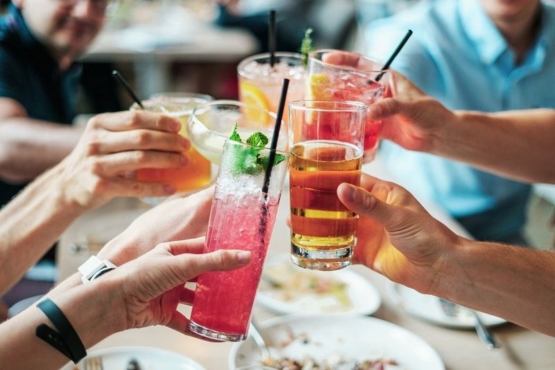 Drinking cocktails in Madrid — © bridgesward / Pixabay.