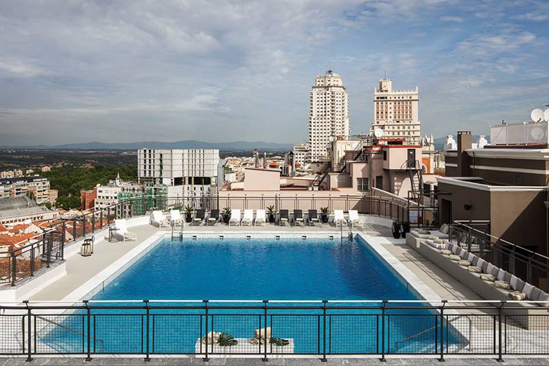 Hotel Emperador rooftop swimming pool in Madrid — © Hotel Emperador.