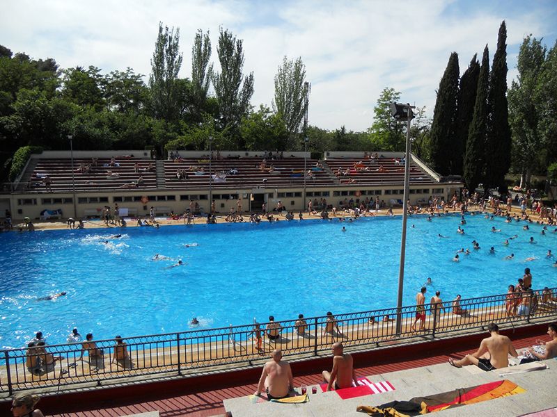 Piscina de Lago swimming pool in Madrid — © JasonParis / Flickr.