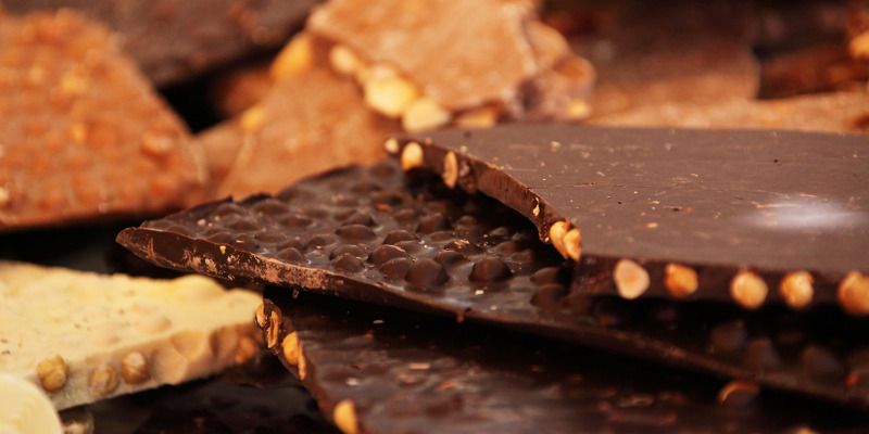 Crushed chocolate bars — © PublicDomainPictures / Pixabay.