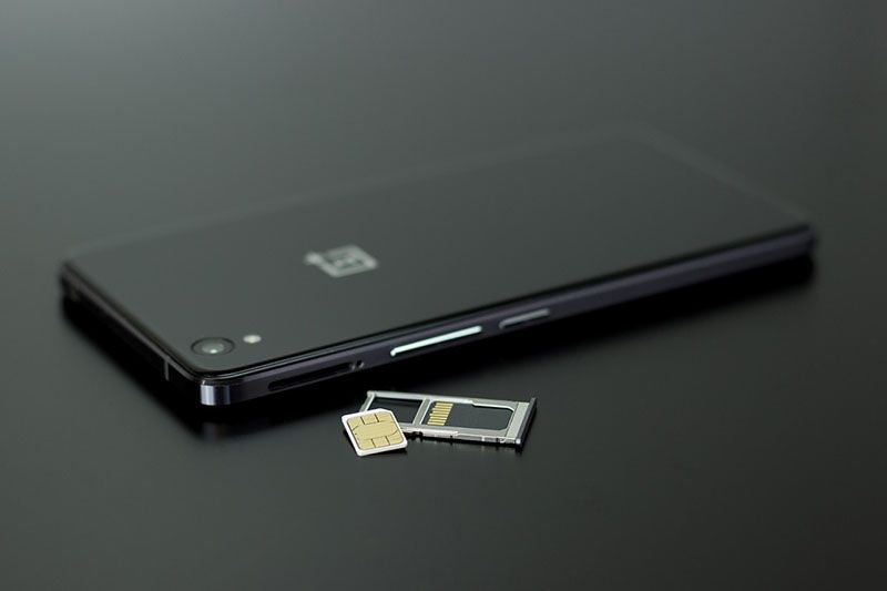 Insert an Ecuadorean prepaid SIM card into your mobile — © Pexels / Pixabay.