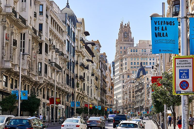 Gran Via shopping district in Madrid — © NakNakNak / Pixabay.