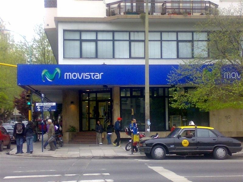 Buying a prepaid SIM card at a Movistar store in Buenos Aires — © Leonardo Ferrer / Flickr.