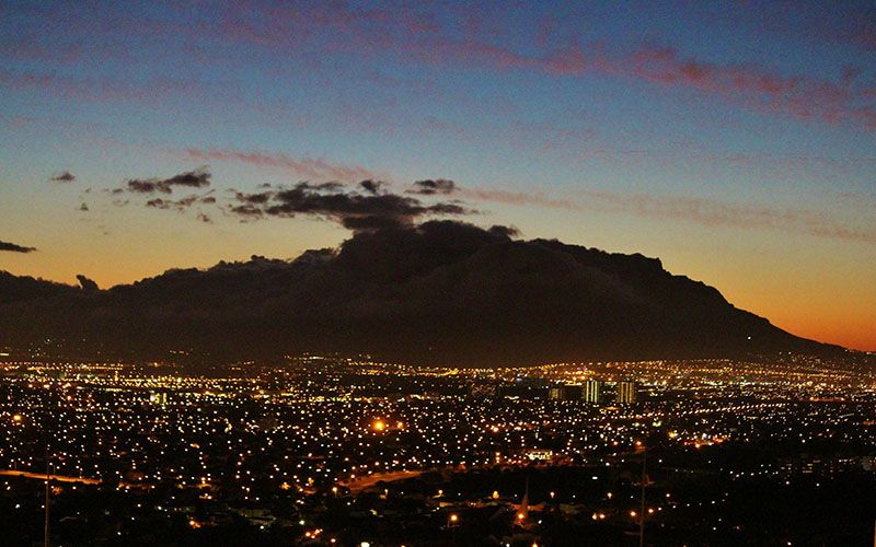 Cape Town at night — © Ulrike Mai / Pixabay.
