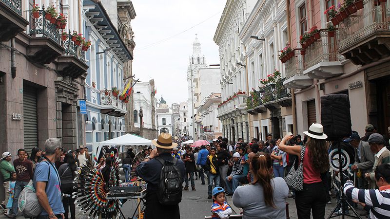 Pedestrian street in Quito — © Nino Müns.
