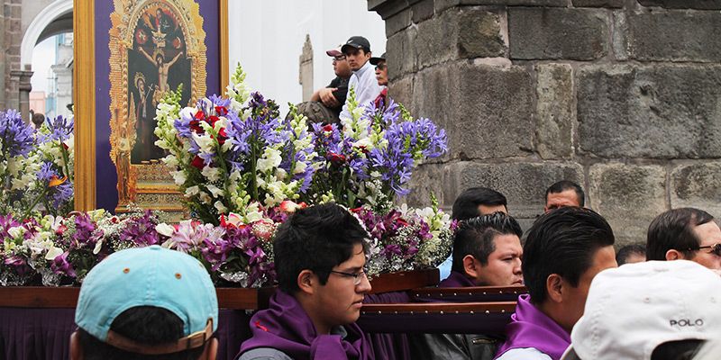 Religious procession in Quito — © Nino Müns.