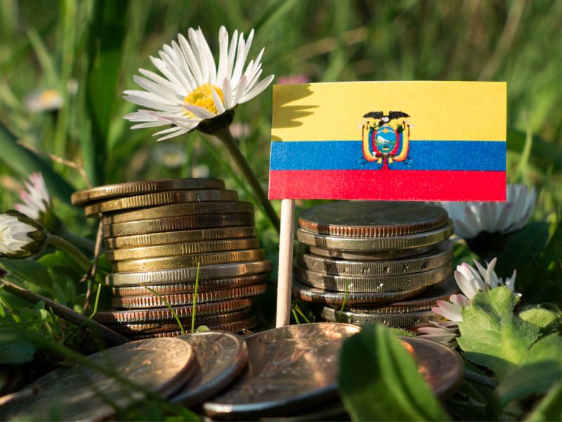 Pay with small bills and coins in Quito — © Golden_Brown / iStock.