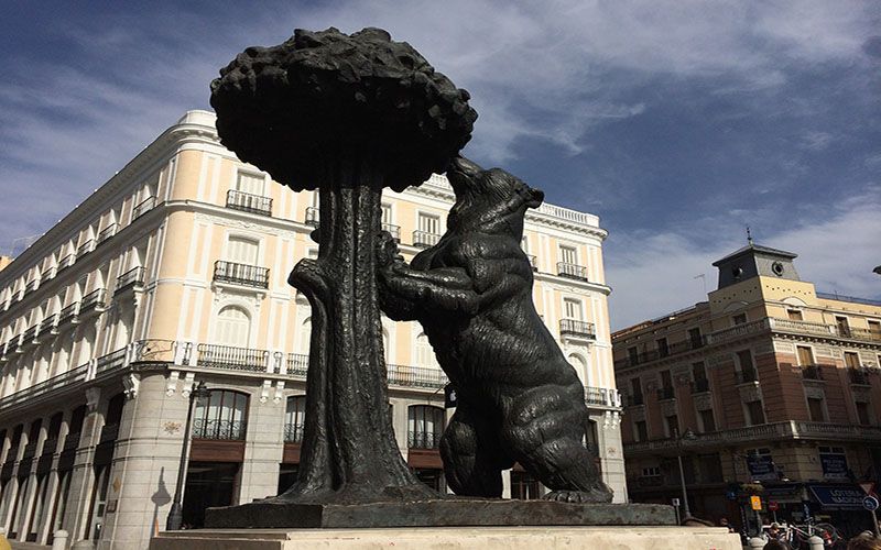 El Oso y el Madrono statue in Madrid — © Maria Castellano / Pixabay.