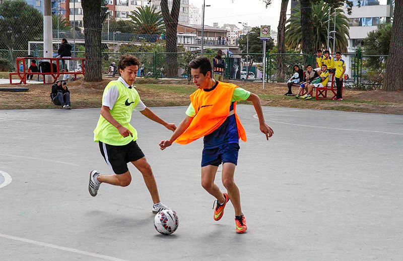 Playing soccer in Parque la Carolina — © Medios Públicos EP / Flickr.