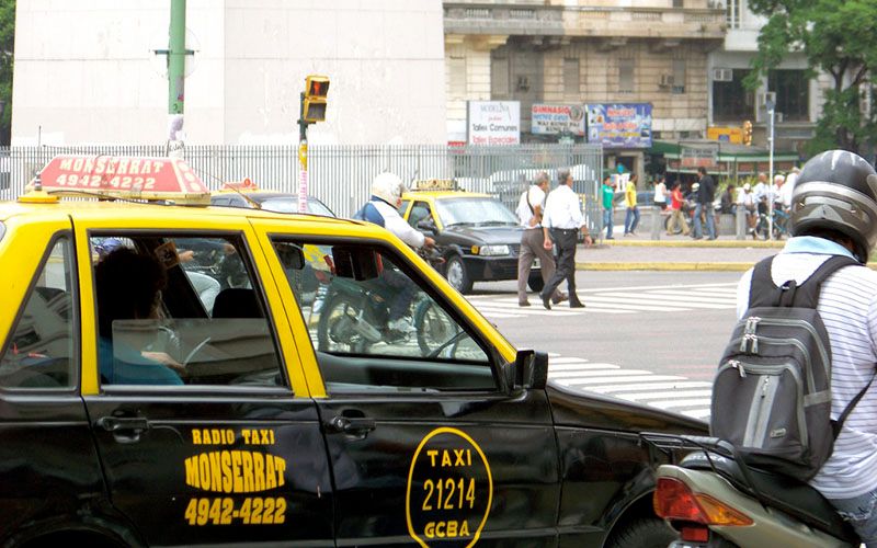 Taxis in Buenos Aires — © Jon Gilbert Leavitt / Flickr.