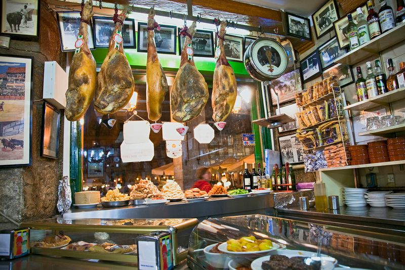 Jamón Ibérico in traditional tapas bar in Madrid — © Tomás Fano / Flickr.
