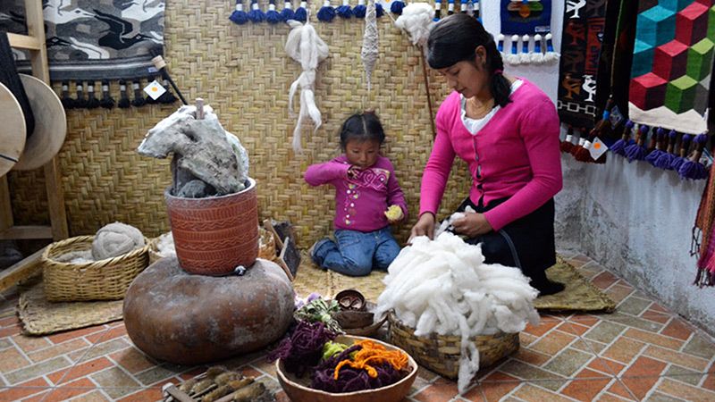 Woman weaving textiles in Otavalo — © Instituto Superior de Español.