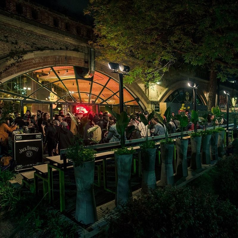 Arcos del Rosedal bar and restaurant strip — © Chori.