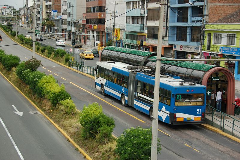 Trolley bus service in Quito — © bob / Flickr.