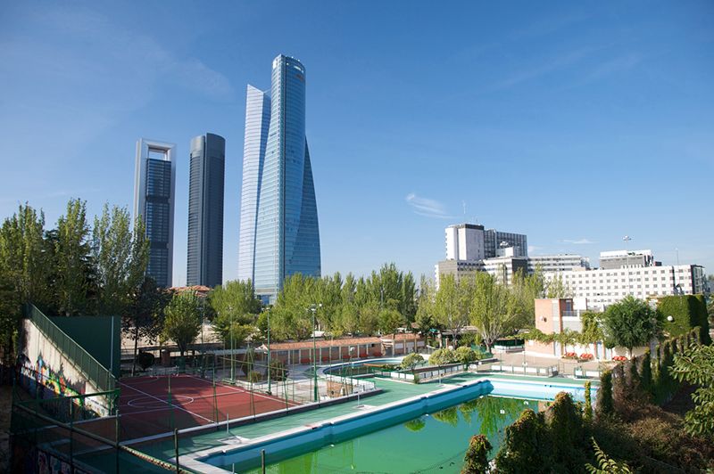 Vicente del Bosque public swimming pool in Madrid — © quintanilla / iStock.