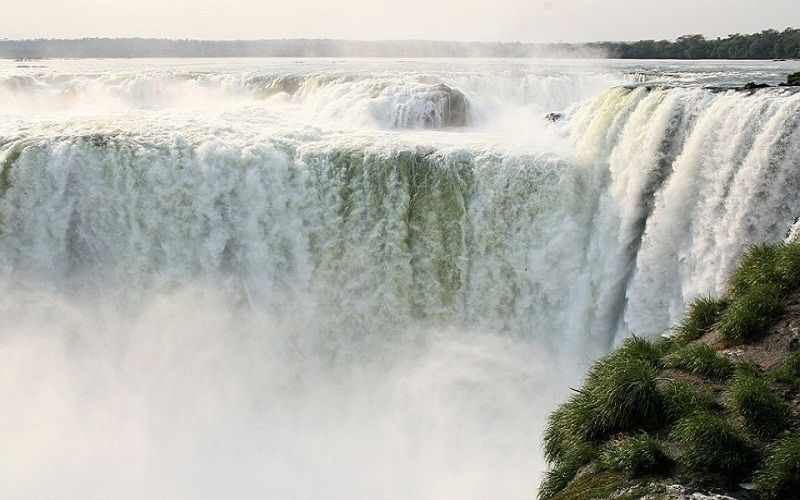 Iguazu water falls in Argentina & Brazil — © Chul-Ho Kim / Pixabay.