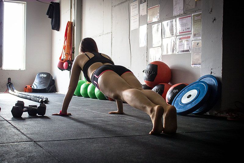 Exercising in a gym in Quito — © Taco Fleur / Pixabay.